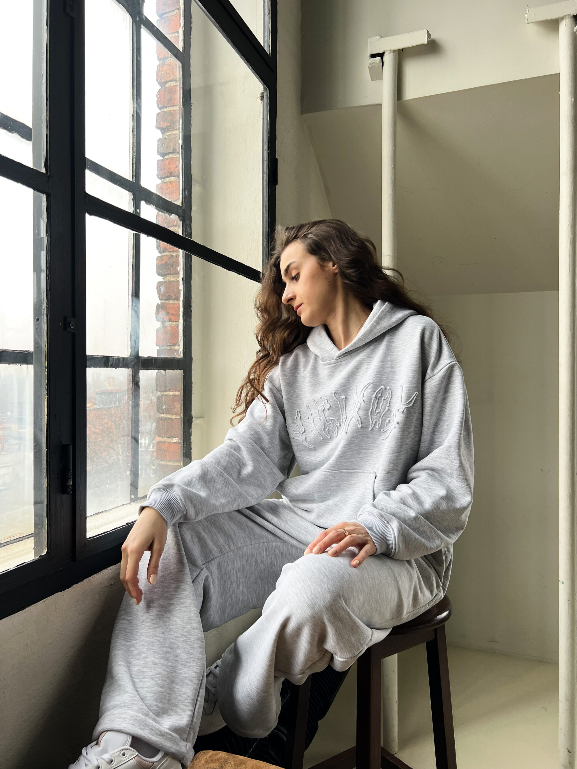 BOXY HOODIE WITH LIGHT GRAY RAGGED EMBROIDERY