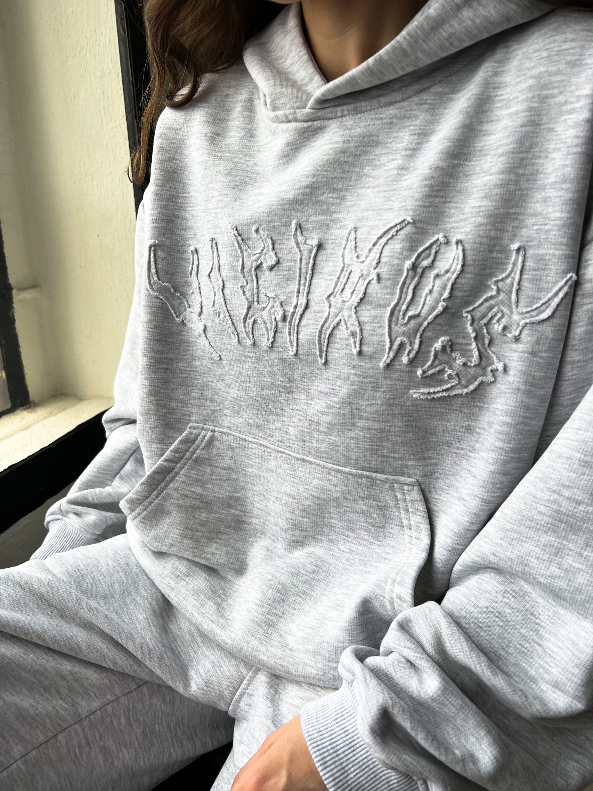 BOXY HOODIE WITH LIGHT GRAY RAGGED EMBROIDERY