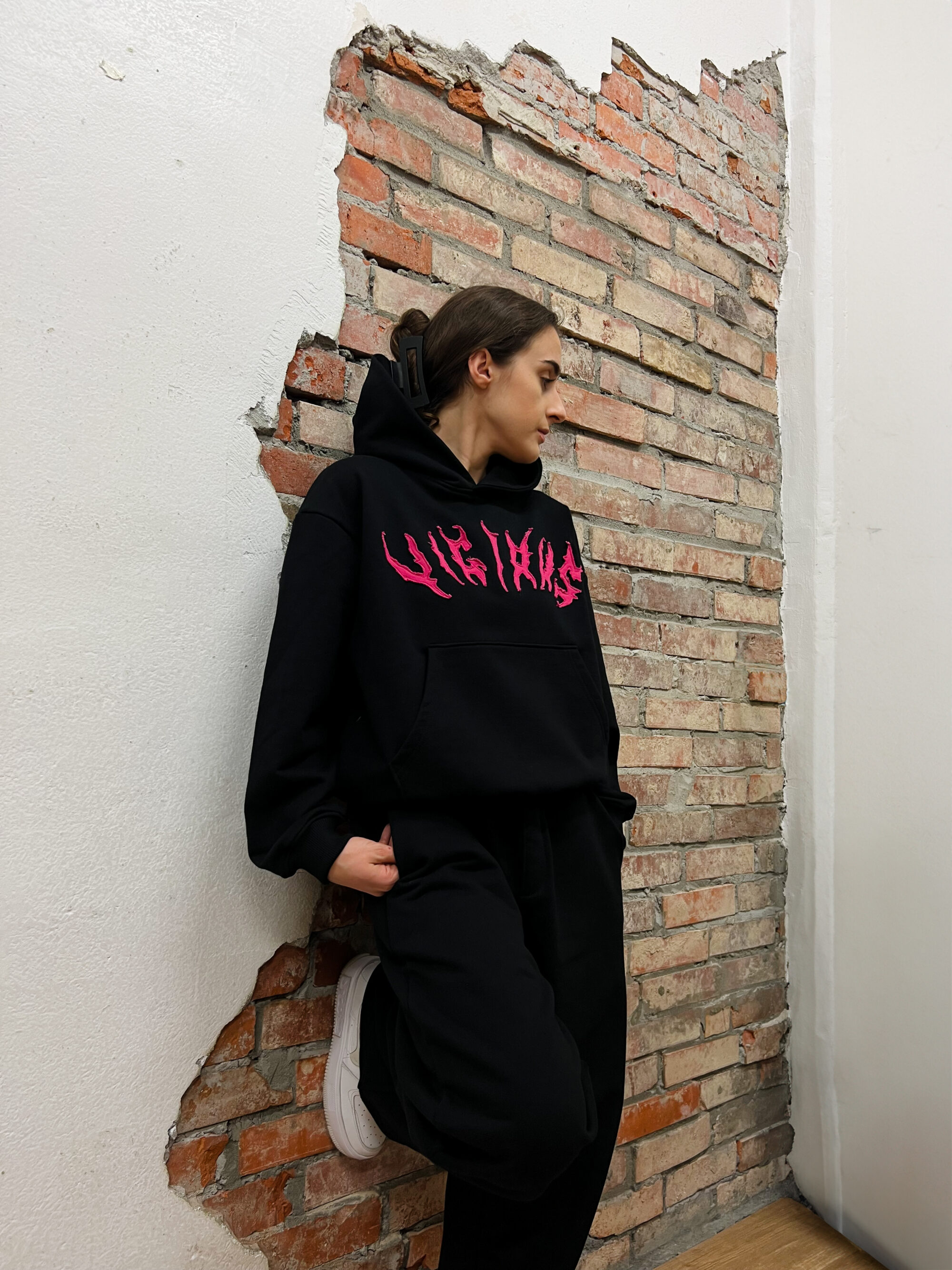 BOXY HOODIE WITH PINK RAGGED EMBROIDERY