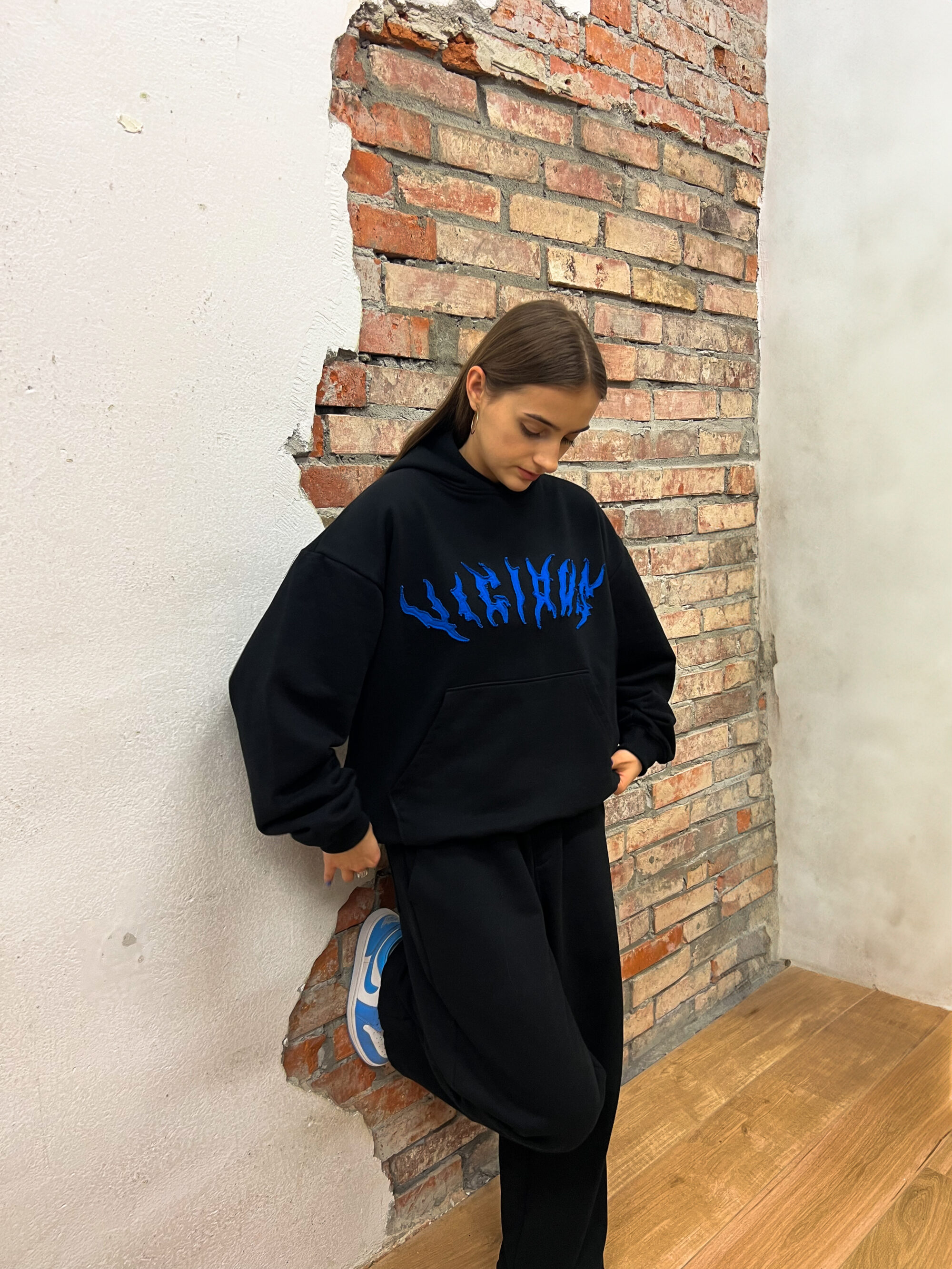 BOXY HOODIE WITH BLUE RAGGED EMBROIDERY