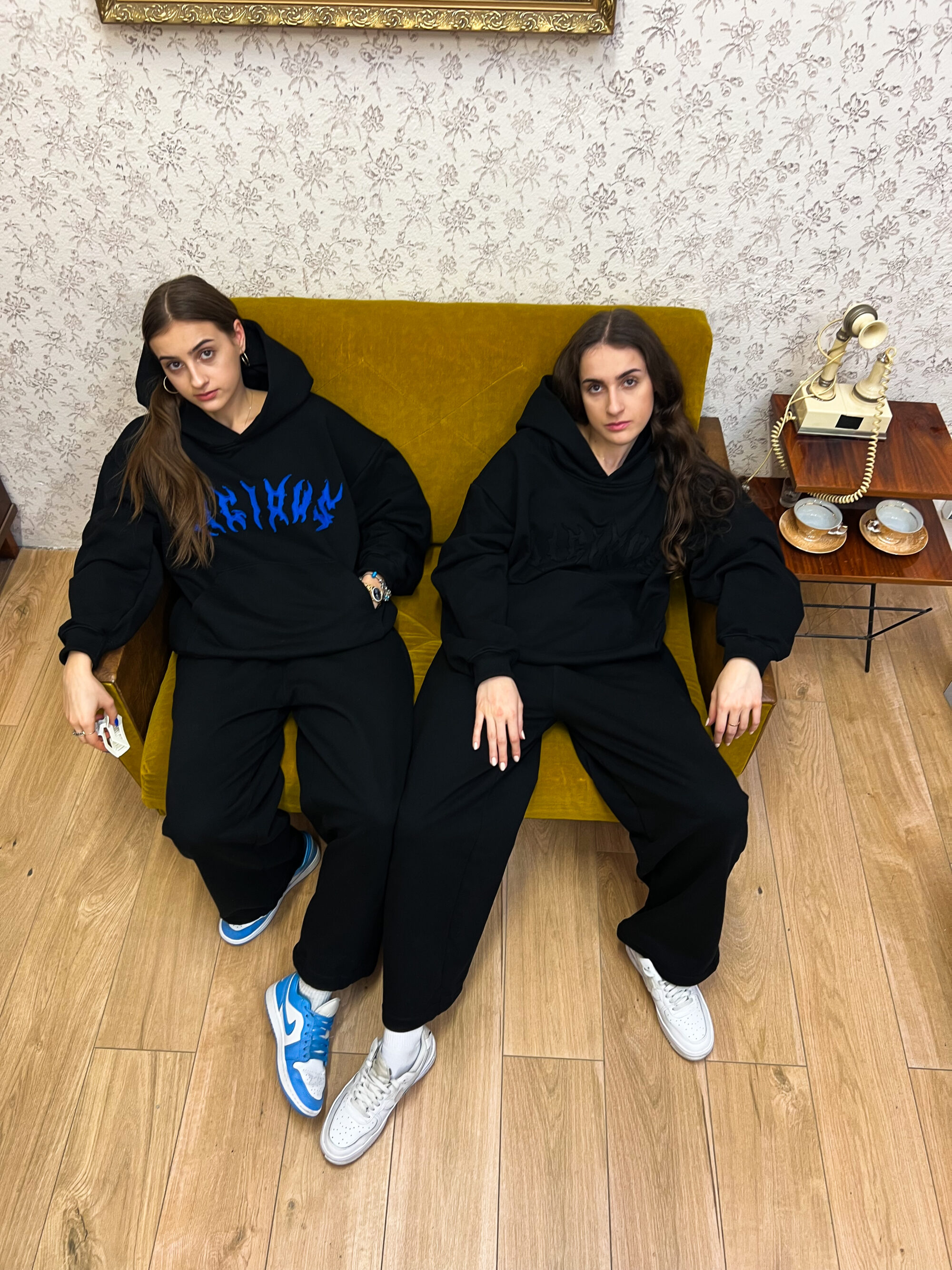 BOXY HOODIE WITH BLUE RAGGED EMBROIDERY