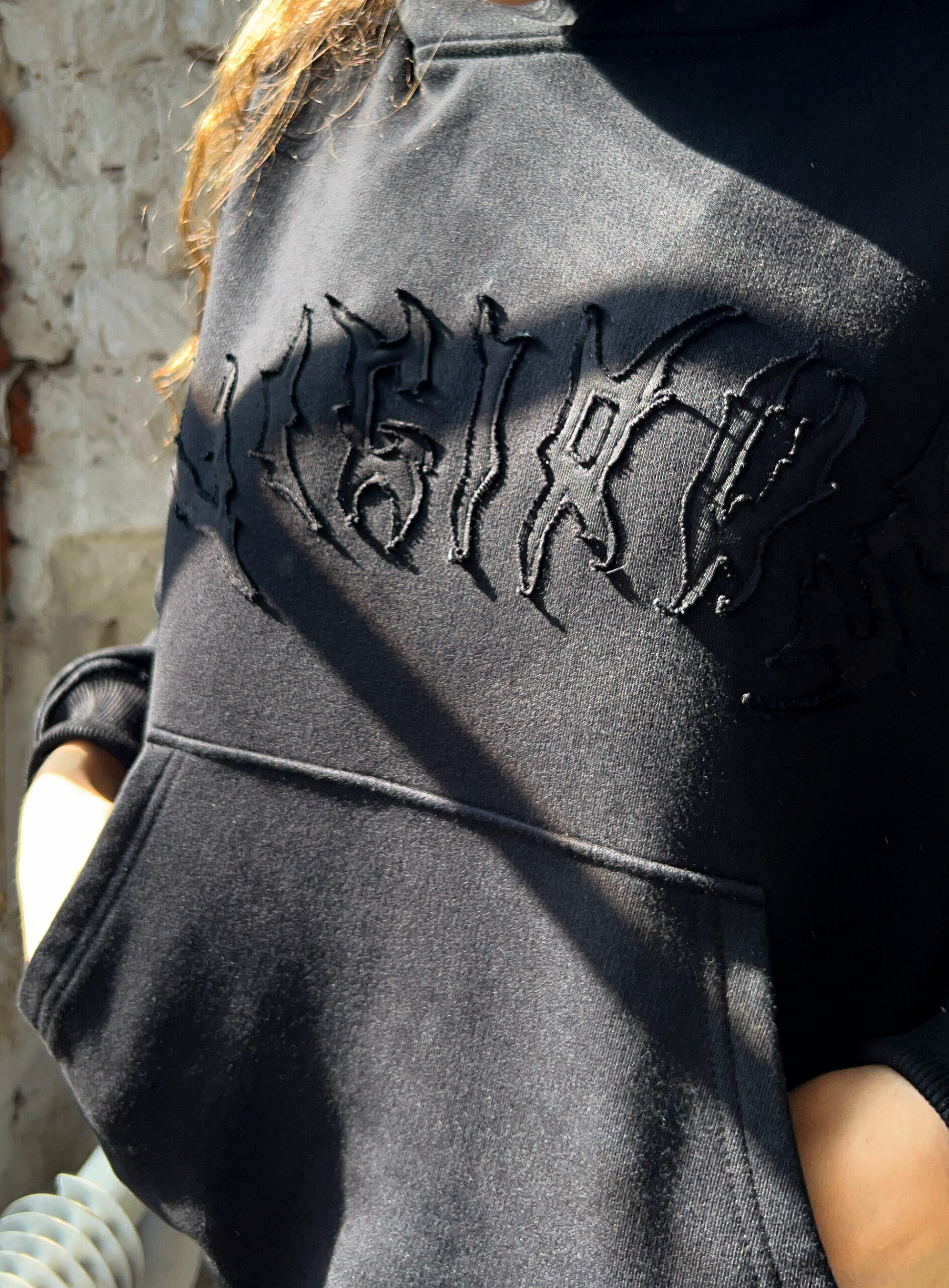 BOXY HOODIE WITH BLACK RAGGED EMBROIDERY